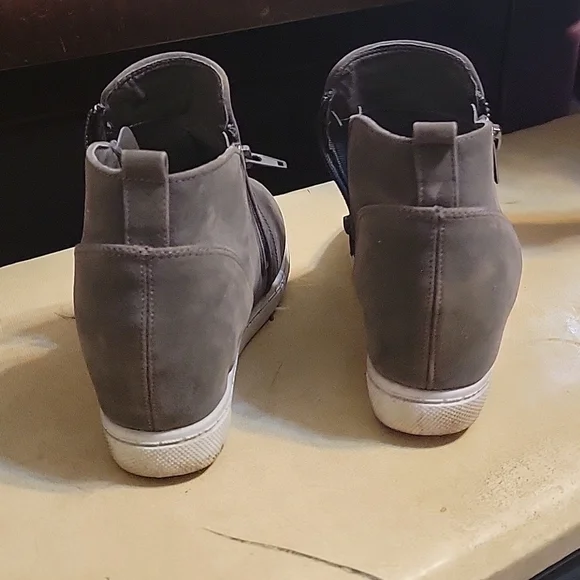 Hardly worn sz 10 Outwoods Grey suede tennis shoe wedges - Picture 4 of 6